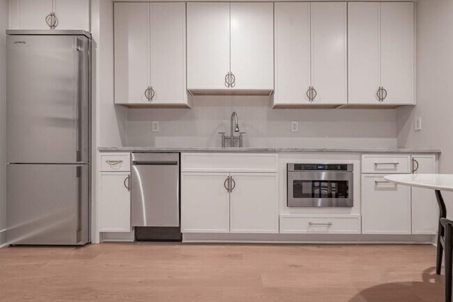 Building Photo - 1007 Somerset Dr NW