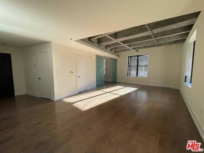 Building Photo - 727 W 7th St