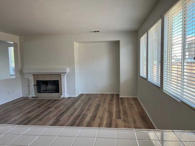Building Photo - Beautiful home in central location of Victorville