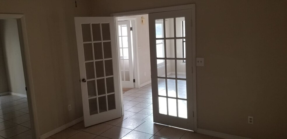 master room - 915 W Portage St
