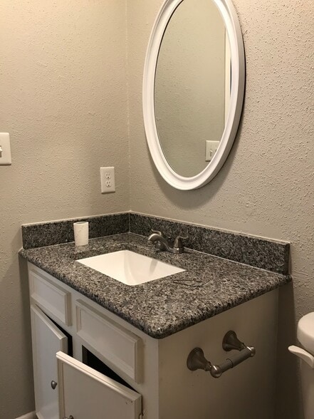 Main bathroom 2 - 828 Noreda Street