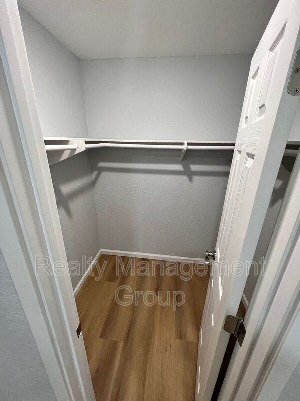 Building Photo - 1013 S Sunshine Ave