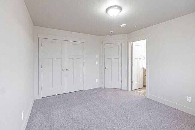 Building Photo - 6227 N Silver Fox Rd