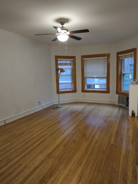 Building Photo - 539 W Addison St