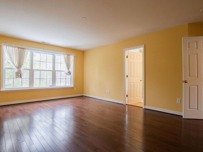 Building Photo - 4 bed townhouse available now!