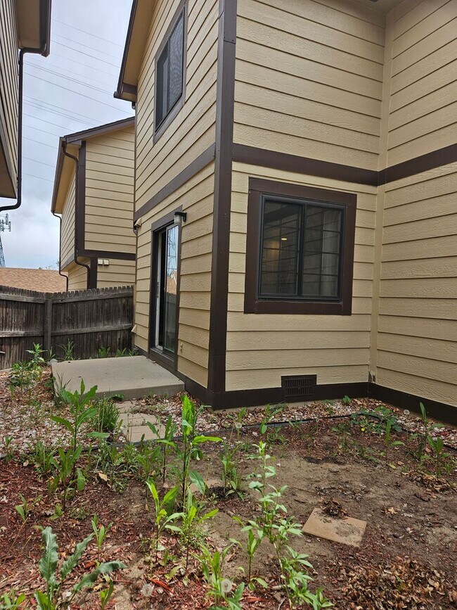 Building Photo - Aurora Highlands 3 Bed 2 1/2 Bath House w/...