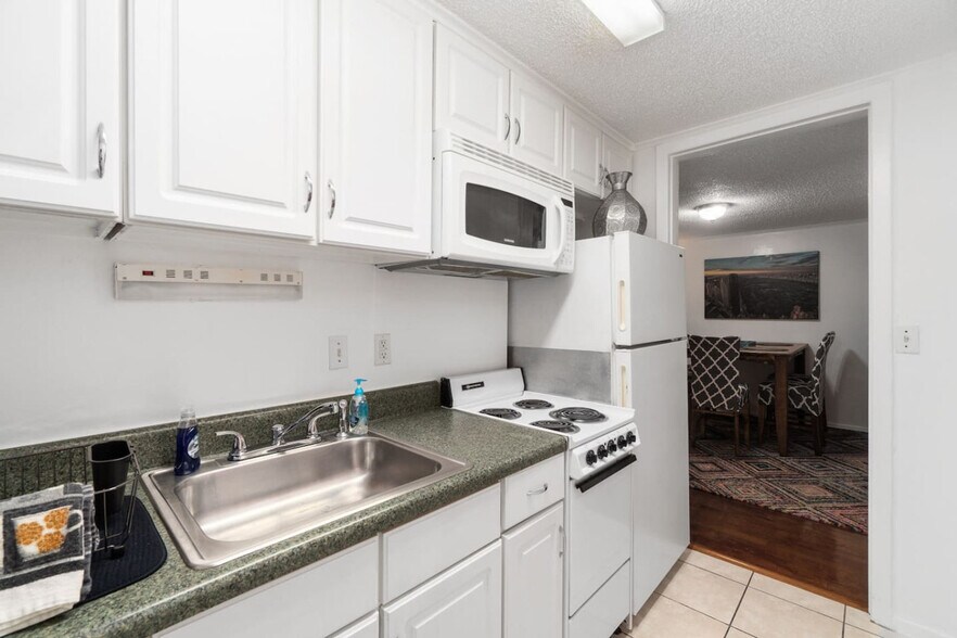 Building Photo - 2490 SW 14th Dr