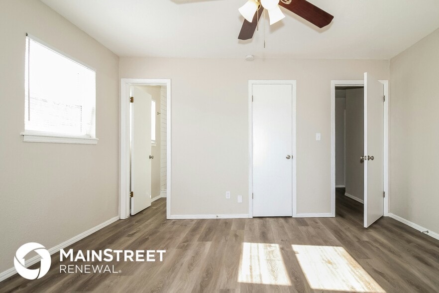 Building Photo - 10905 N Brauer Ave