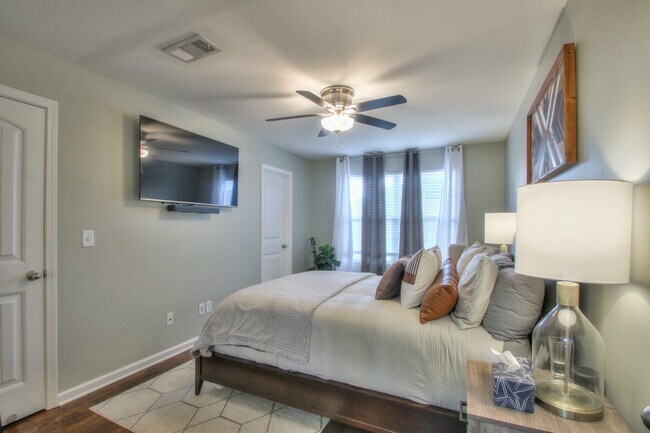 Building Photo - 1215 Riverbrook Dr