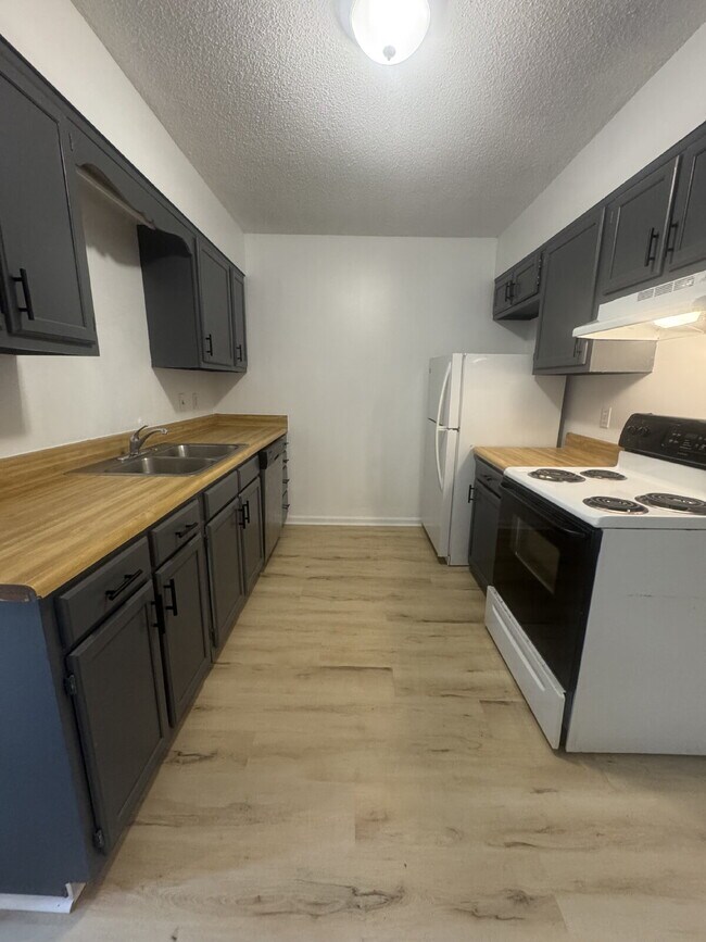 Building Photo - "Charming 1-Bedroom Townhouse Retreat in Hendersonville – Your Cozy Haven Awaits!"