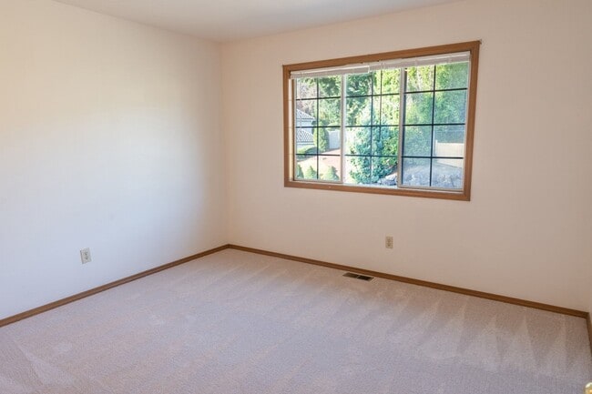 Building Photo - 3Bd/2.5Ba Bellevue House( Newport Hill)