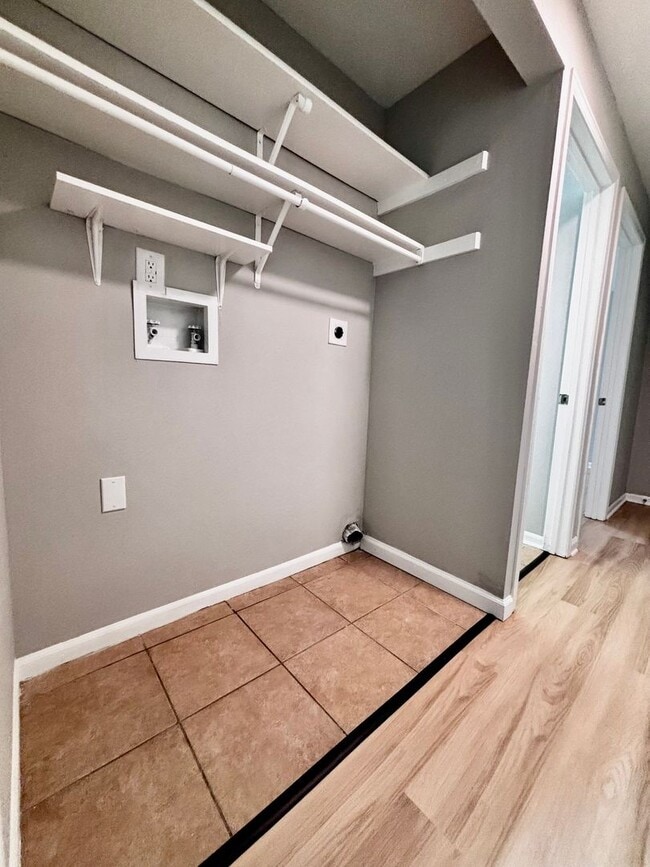 Building Photo - Renovated 2 bedroom in peaceful Englewood ...