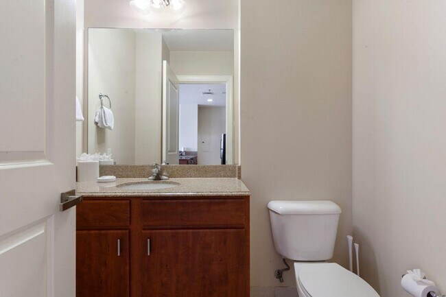 Building Photo - 925 Common St