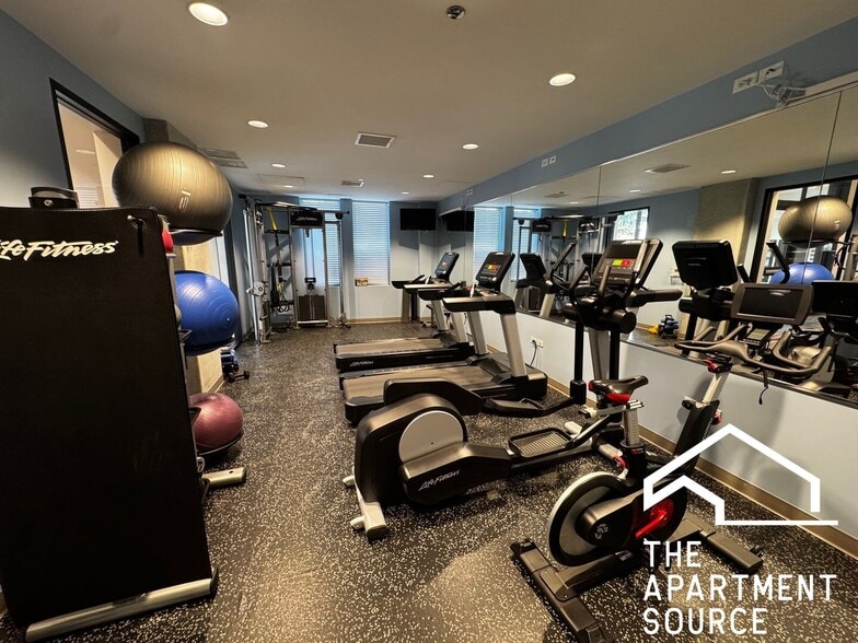 Building Photo - 1324 W Morse Ave