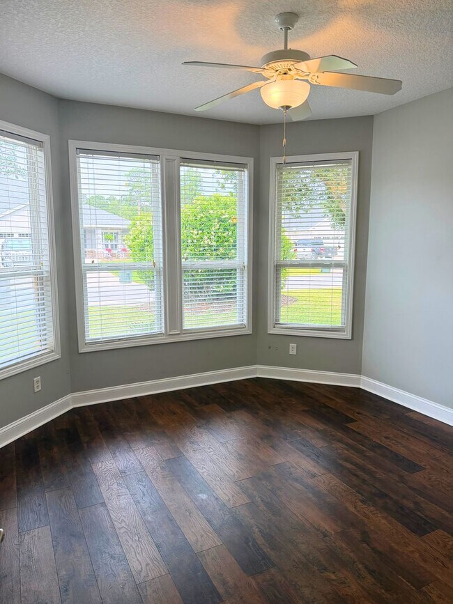 Building Photo - Rare find! 4/3 with amenities!