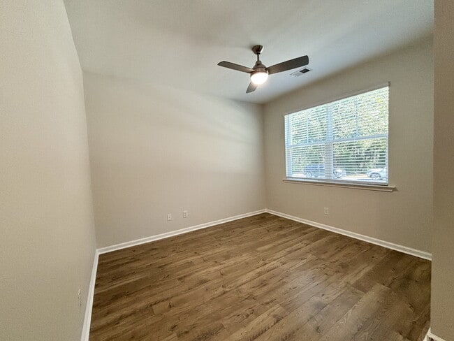 Building Photo - Beautifully Maintained Three Bedroom Townh...