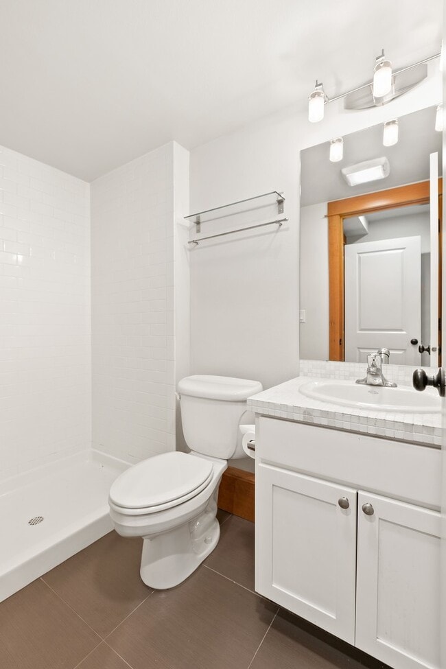 Building Photo - Immaculate West Seattle Townhome