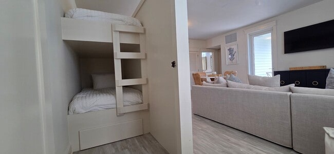 Building Photo - Recently remodeled condo near Baytown Wharf.