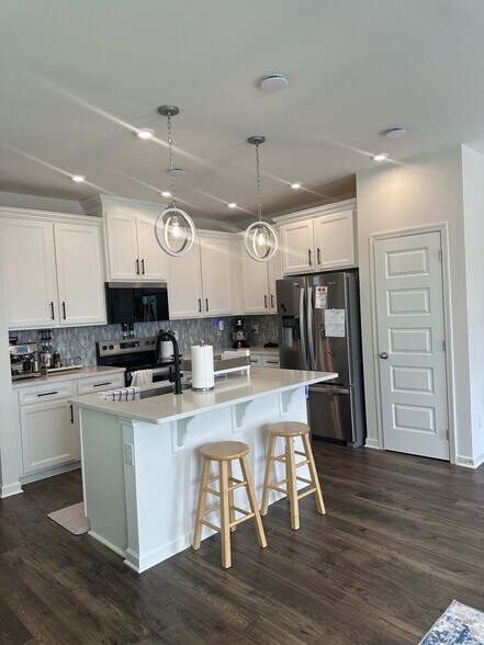 Building Photo - 5069 Dayflower Dr