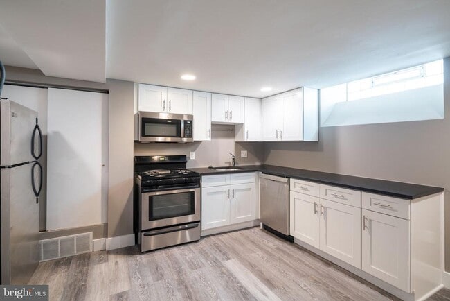 Building Photo - 2351 Christian St