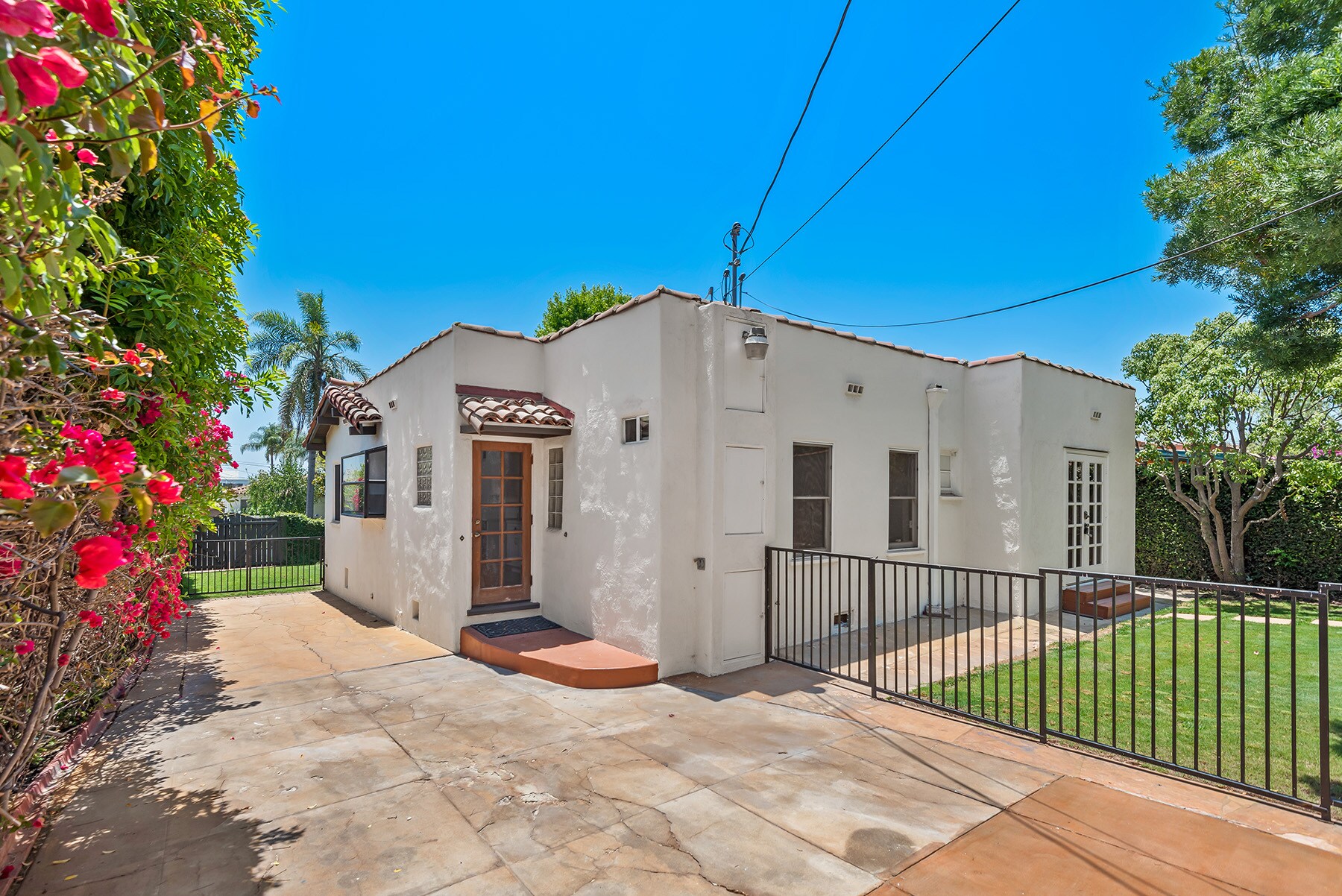 Building Photo - 10733 Wellworth Ave
