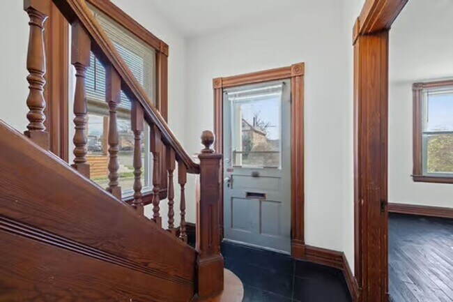 Building Photo - CHEVIOT:  Adorable 2+ bed 1.5 bath 2 story w 2 car garage