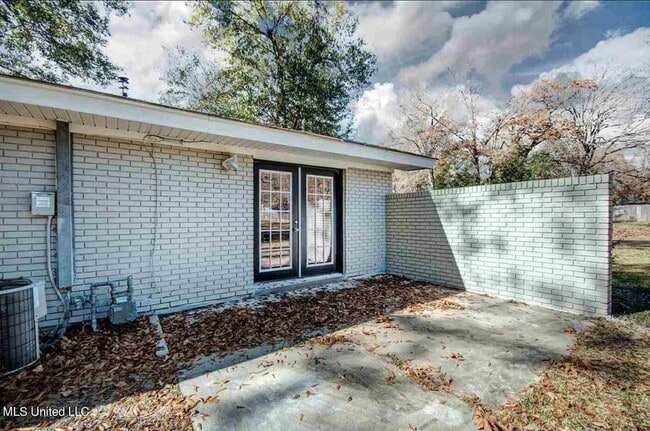 Building Photo - 361 Mary Ann Dr