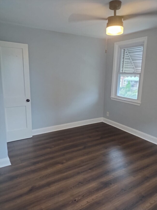 Building Photo - 2737 Bookert Dr