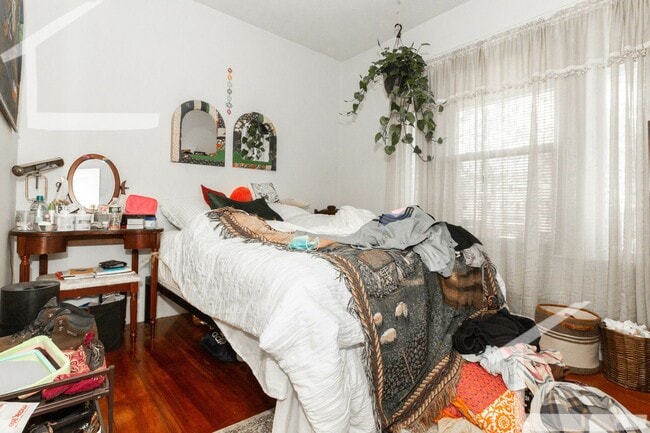 Building Photo - Charming 3 bedroom-No Broker Fee