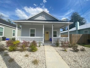 Building Photo - 3 Bedroom, 2 Bathroom Home – Downtown Gainesville