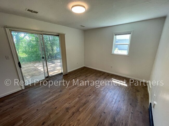Building Photo - 3920 Camelot Dr SE
