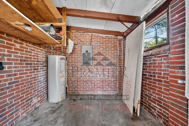Building Photo - 2468 Walker St