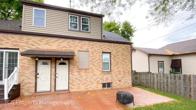 Building Photo - 211 E Van Buren St