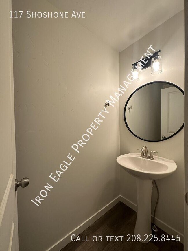 Building Photo - 117 Shoshone Ave