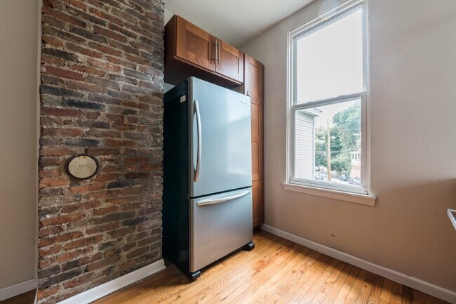 Building Photo - AVAILABLE AUGUST 2026 - Unique 3 Bedroom + den w/ Central AC in the South Side Slopes!