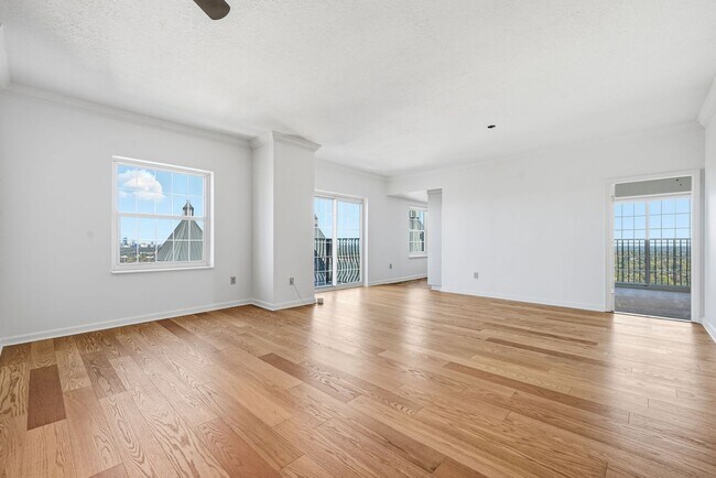 Building Photo - Penthouse Living in Midtown!