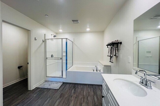 Building Photo - 3 Bdrm, 2.5 Ba Townhouse w/2 Car Attached Garage Available For Rent