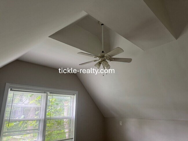 Building Photo - Large 4 Bedroom 2 Bath Single Family Home!...