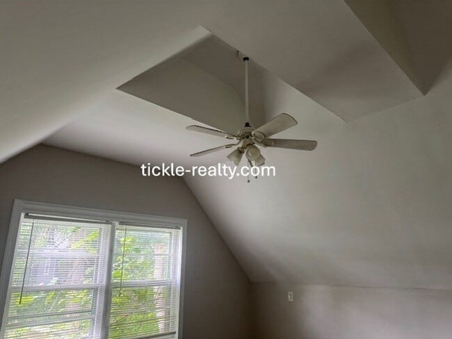 Building Photo - Large 5 Bedroom 2 Bath Single Family Home!...