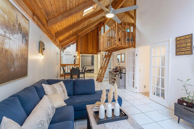 Building Photo - 497 N University Dr