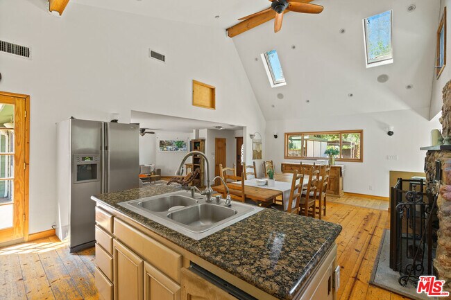 Building Photo - 2026 Topanga Skyline Dr