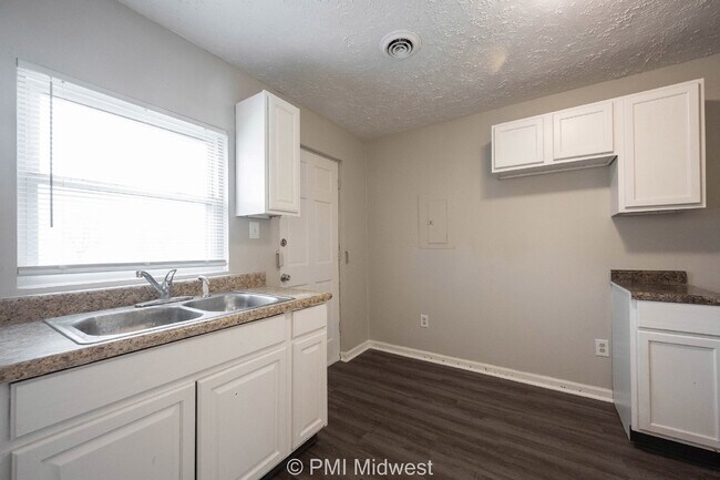 Building Photo - Modern Duplex in Prime Location - Perfect Rental Opportunity in Indianapolis!