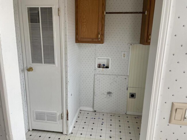 Building Photo - 398 E Hemlock Dr