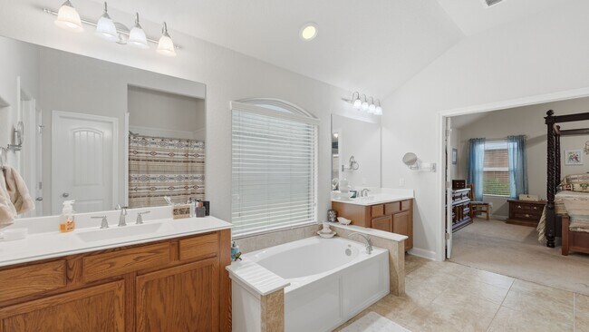 Building Photo - Spacious 3-Bed, 3-Bath Home with Island Kitchen, Loft, and Fenced Yard in New Braunfels