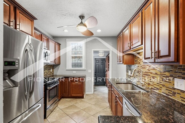 Building Photo - Charming Townhouse with Central AC and Great Location!