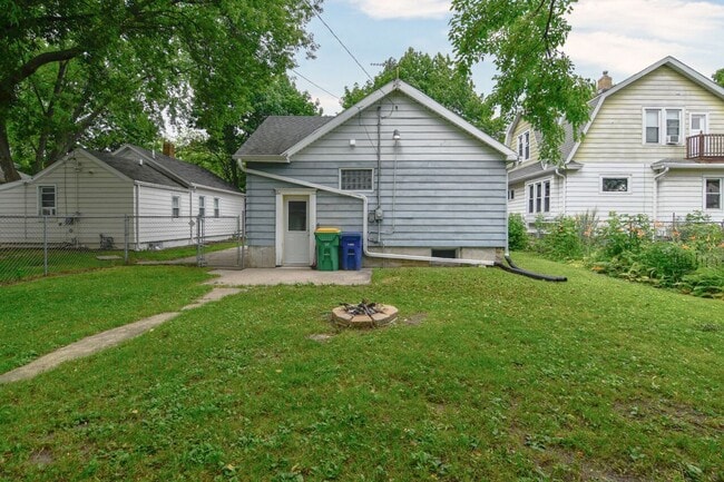Building Photo - 4 Bed 1 Bath Single Family Home