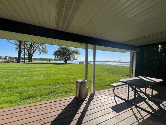 Building Photo - Cozy 4 Bedroom Home on Lakefront (Fully Furnished)