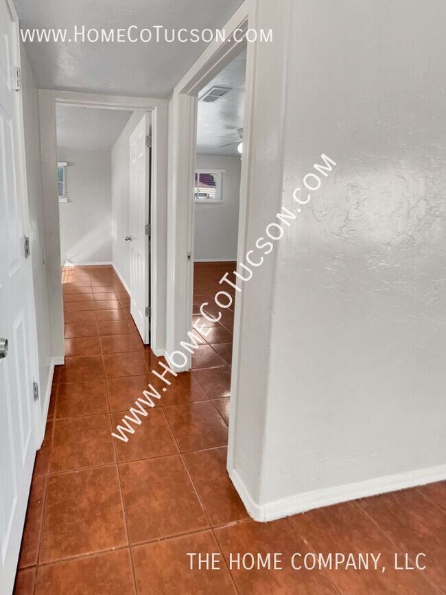 Building Photo - 851 W Calle Lerdo