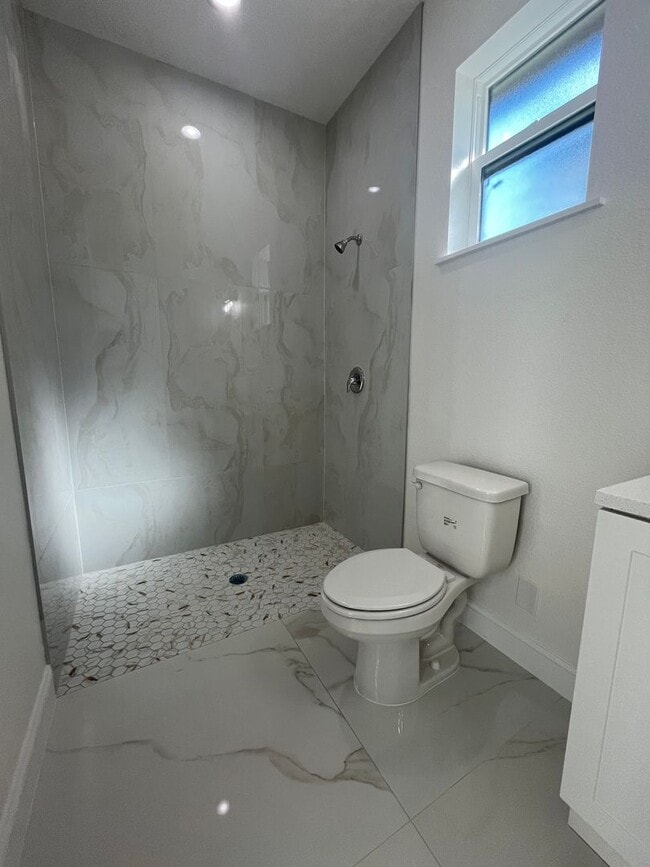 Building Photo - BEAUTIFUL BRAND NEW DUPLEX!!