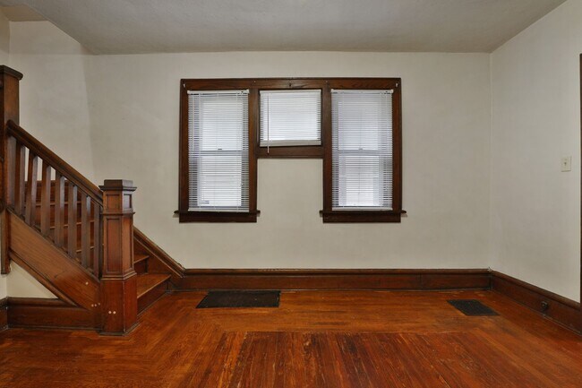 Building Photo - 4 Bedroom North Campus Newly Remodeled House with 2 Decks and Patio